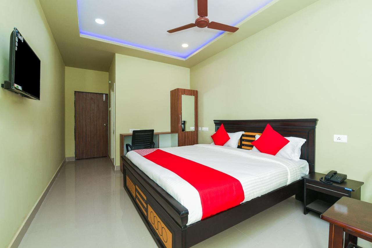 Oyo 27902 Center Point The Hotel Visakhapatnam Exterior foto