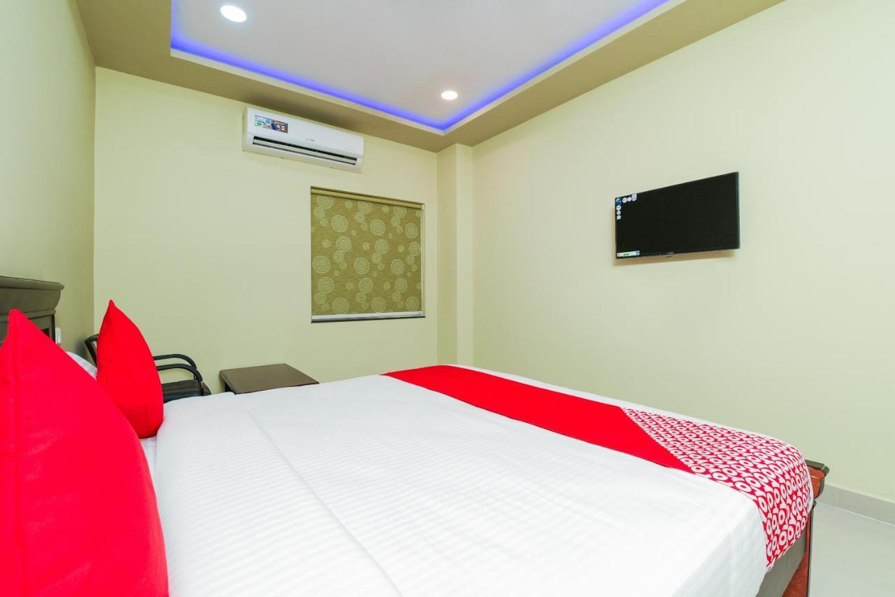 Oyo 27902 Center Point The Hotel Visakhapatnam Exterior foto