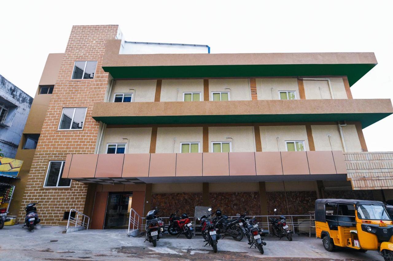 Oyo 27902 Center Point The Hotel Visakhapatnam Exterior foto